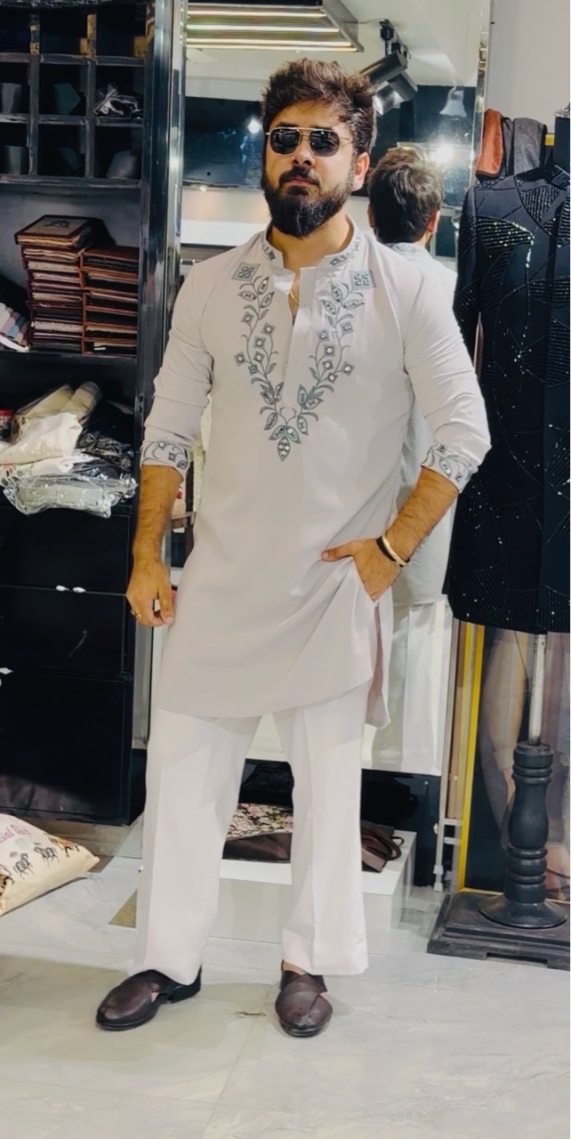 Leaf Embroidered Work Kurta With Pant view 3
