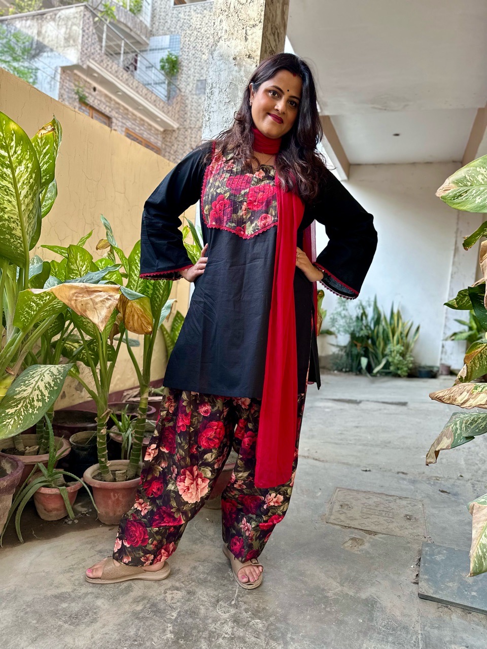 ‘Rose’ Farshi salvar set view 2