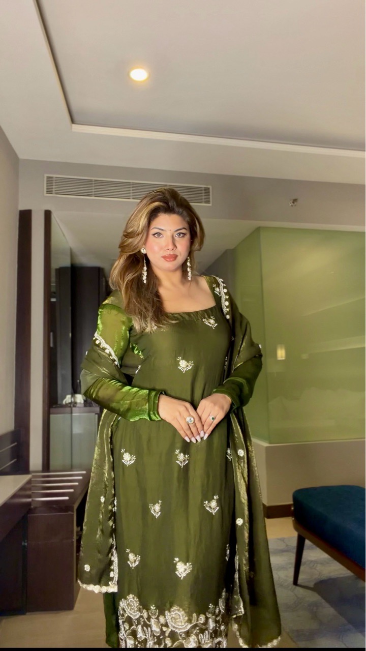 ‘Inaayat’ Suit set- Mehendi Green view 5